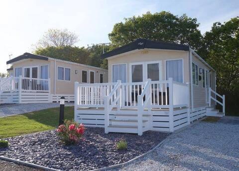 Our Goldfinch 1- Sleeps 2 Persons- Private Hot Tub-Pet Friendly-Tranquil Holiday Away From It All Yet Not Far From St Austell- The Holiday Home Has One Bedroom, Living And Dining Area, Equipped Kitchen-Decking-Outdoor Furniture-Fishing Lakes And More Grampound Exteriör bild