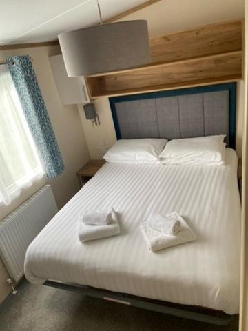 Our Goldfinch 1- Sleeps 2 Persons- Private Hot Tub-Pet Friendly-Tranquil Holiday Away From It All Yet Not Far From St Austell- The Holiday Home Has One Bedroom, Living And Dining Area, Equipped Kitchen-Decking-Outdoor Furniture-Fishing Lakes And More Grampound Exteriör bild